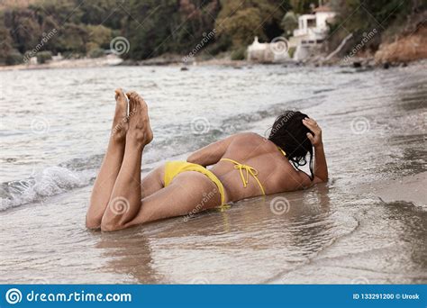 Mujer En Bikini Amarillo En La Playa Foto De Archivo Imagen De Modelo