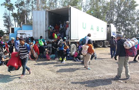 Rescatan 150 Migrantes Escondidos En Un Tráiler En Laredo Texas