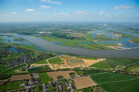 Luftbild Voerde Niederrhein Uferbereiche entlang der Fluß Mündung