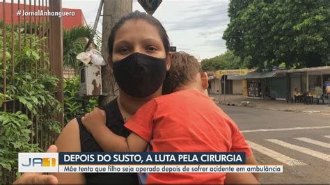 M E Que Foi Arremessada De Ambul Ncia Junto O Filho Reclama Que