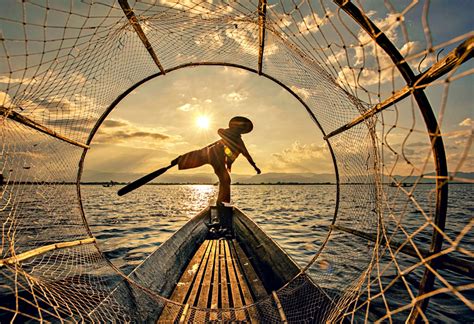 P Che Traditionnelle Sur Le Lac Inle Myanmar Puzzle En Personnes