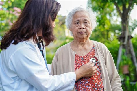 Médico ajuda paciente idosa asiática deficiência a andar