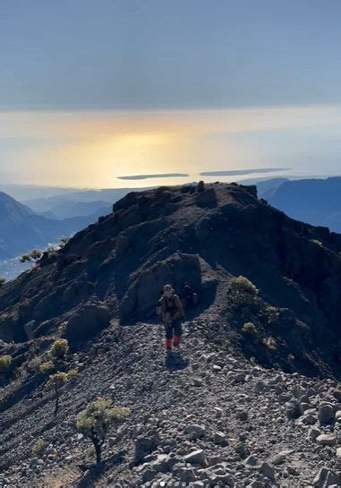 Momen Sintya Marisca Berhasil Mendaki Gunung Rinjani