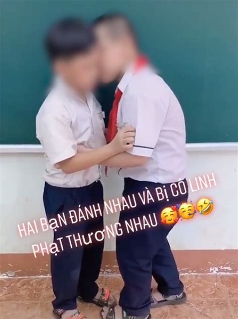 Clip cô giáo phạt 2 học sinh nam ôm hôn nhau làm hòa khiến dân mạng tranh cãi gay gắt