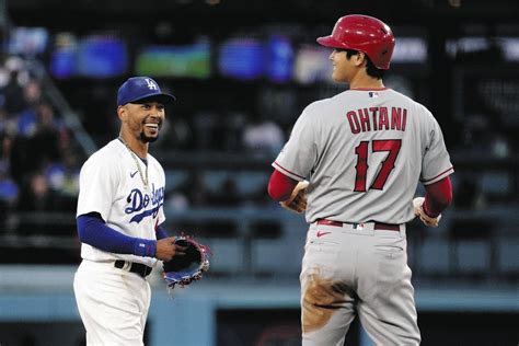 【写真】大谷翔平と談笑するドジャースのベッツ：中日スポーツ・東京中日スポーツ