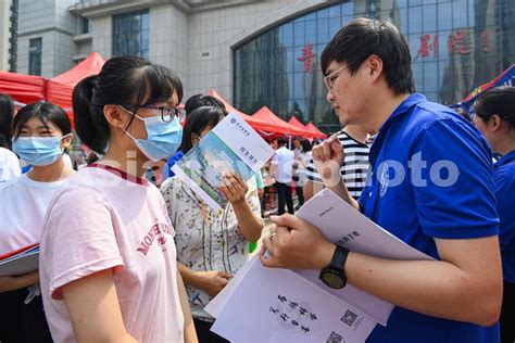 山东青州：高校招生现场咨询会举行