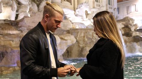 Alejandro Davidovich Y Su Rom Ntica Pedida De Mano En La Fontana Di Trevi