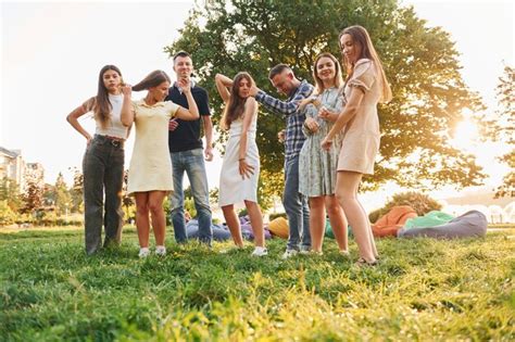 Actividades De Fin De Semana Grupo De J Venes Tienen Una Fiesta En El