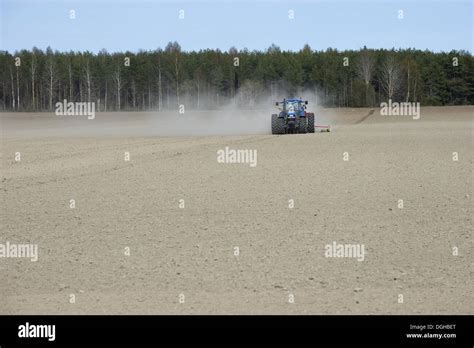 Topsoil Wind Erosion Field Hi Res Stock Photography And Images Alamy