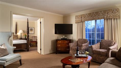 Rooms & Suites | Meadowbrook Inn