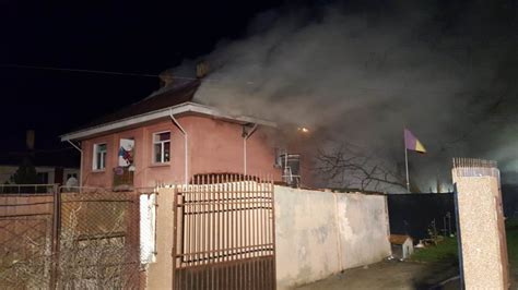 UPDATE VIDEO Incendiu puternic la un bloc de nefamiliști din Murfatlar