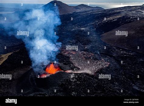 Il Magma Scorre Da Un Cratere A Forma Di Cuore Presso Il Vulcano Di