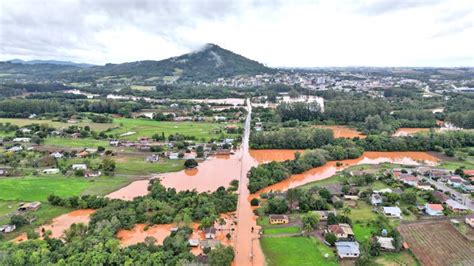 Chuva Gera Transtornos E Desaloja Moradores Grupo A Hora