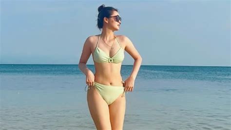 Tampil Cantik Inara Rusli Liburan Di Pantai Youtube