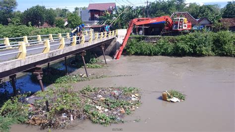 Kurangi Resiko Banjir Dinas PUPR Jombang Lakukan Pembersihan Sampai Di