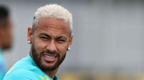 Neymar marca presença em julgamento mas é dispensado entenda