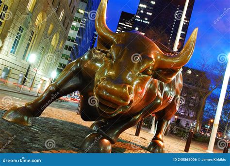 El Toro De Carga En Wall Street Foto Editorial Imagen De Negocios