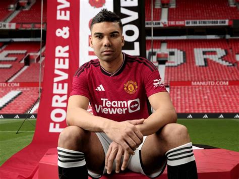 Manchester United presentó nueva camiseta para temporada 2023 24