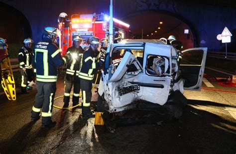 Junger Autofahrer Kracht In Fahrzeug Frau Schwer Verletzt