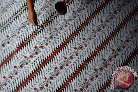 Pengerajin Batik Motif Gelombang Bono Raih Omzet Rp300 Juta Bulan