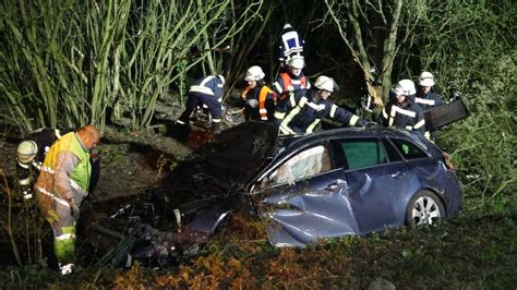 Auto Berschl Gt Sich Fahrer Aus Hamm Rast Ber Kreisverkehr Und Wird