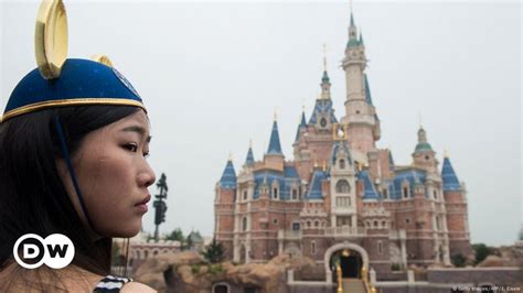 'Distinctly Chinese' Disneyland opens in Shanghai – DW – 06/16/2016