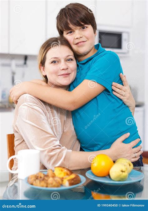 Madre E Hijo Comiendo En La Cocina Foto De Archivo Imagen De Aspecto Vida 199340450