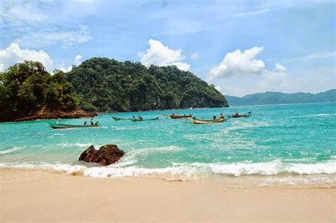 Pantai Teluk Hijau Surga Yang Tersembunyi Di Banyuwangi