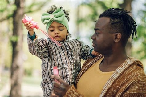 Un P Re Afro Am Ricain Passe Du Temps Avec Sa Fille Dans Le Parc