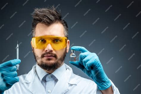 Hombre Científico Asistente De Laboratorio En Una Bata Blanca Y Gafas