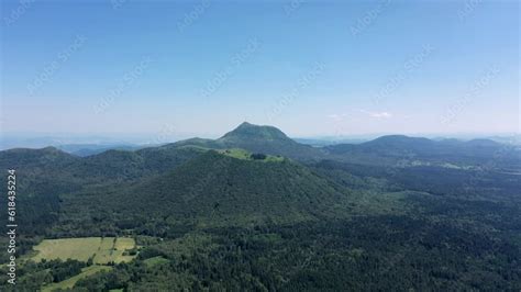 La Chaine Des Puys En T Montagnes Et Volcans Dans Le Puy De D Me