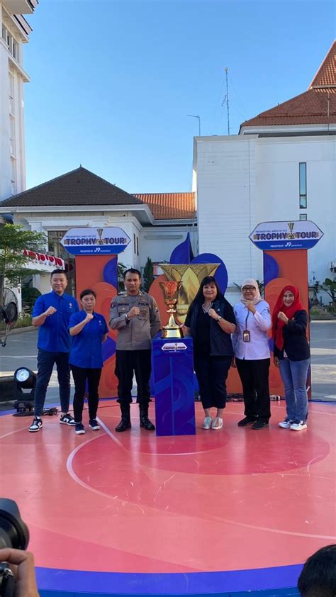 Singgahi Kota Bola Basket Wong Arek Antusias Sambut Trofi Fiba World