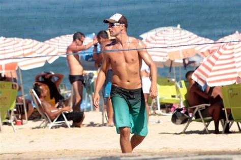 EGO Rodrigo Hilbert joga vôlei em praia no Rio e mostra visual sem