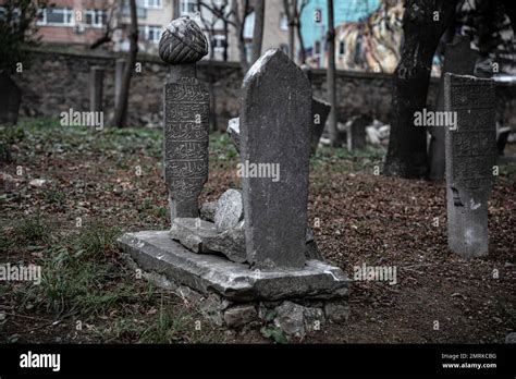 Lápidas rotas fueron dejadas en la tumba Se ve que el cementerio