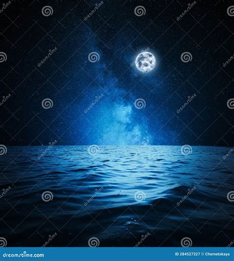 Pintoresco Cielo Estrellado Con Luna Llena Sobre El Mar Por La Noche