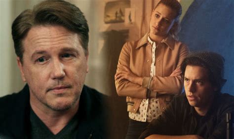 Riverdale Season 3 Spoilers Betty Coopers Dad Hal To Return In Twin