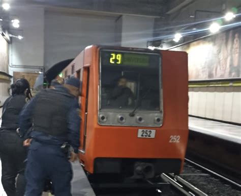 Mujer sobrevive tras lanzarse a las vías del Metro en la estación