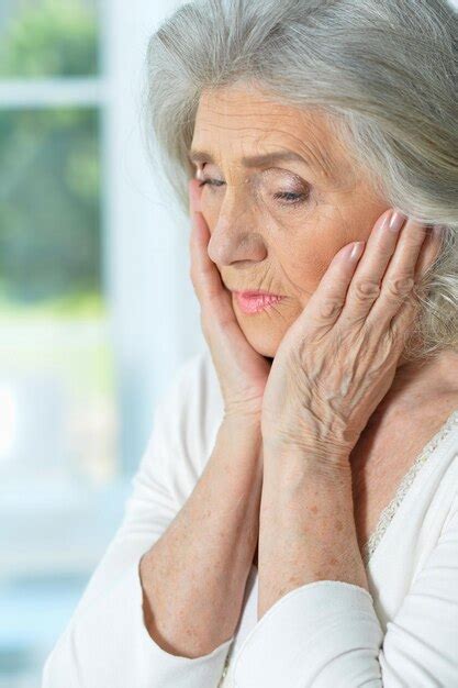 Cierra El Retrato De Una Anciana Triste Posando En Casa Foto Premium