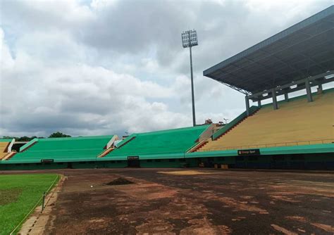 Football les supporters dénoncent un retard dans les travaux de