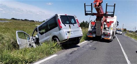 Vendée une voiture tombe dans l eau sur une route très empruntée par