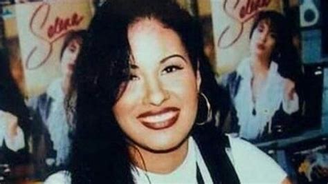 FOTO Sale A La Luz Una Foto De Selena Quintanilla En Bikini Minuto