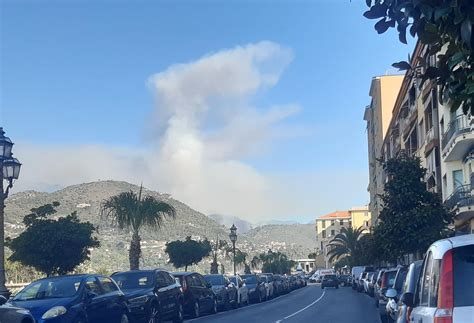 Incendio Tra Borghetto S Spirito E Toirano In Azione Elicotteri