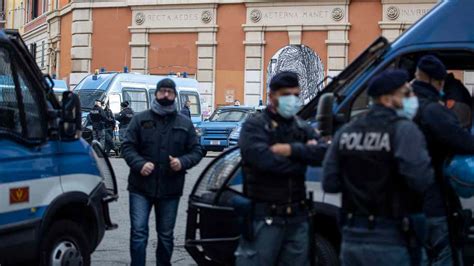 Blitz Della Polizia A San Lorenzo Operazione Anti Degrado Roma