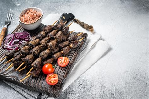 Corazones De Pollo A La Parrilla En Brochetas Con Hierbas Y Especias