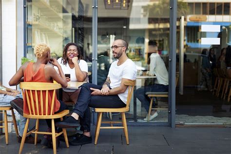 Group of friends are talking | Photo - rawpixel