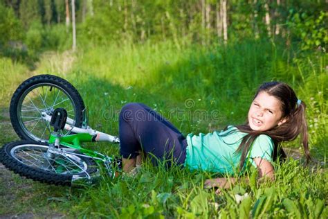 Fille Avec Douleur Dans La Jambe Apr S Tre Tomb Vers Le Bas De La