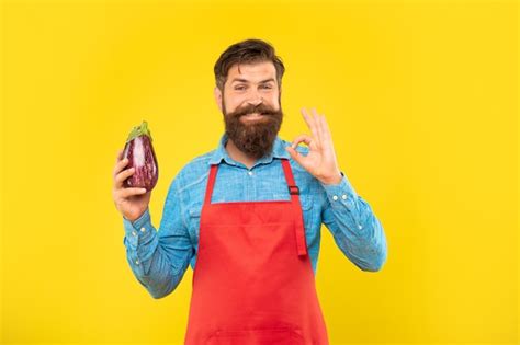 Hombre Feliz En Delantal Mostrando Gesto Ok Con Verdulero De Fondo