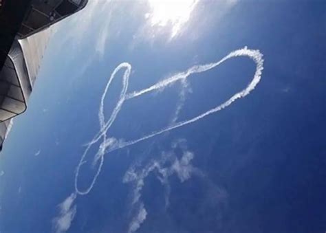 Un Pilote Dessine Un P Nis Dans Le Ciel La Navy S Excuse Radio Star