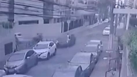 Por centímetros jovem escapa de atropelamento veja vídeo