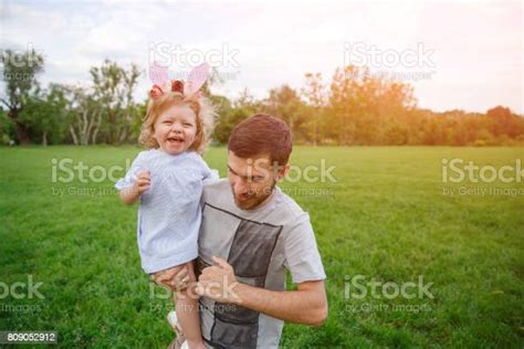 아버지 딸과 함께 풀밭에 재미 가족에 대한 스톡 사진 및 기타 이미지 가족 공원 귀 부분 Istock